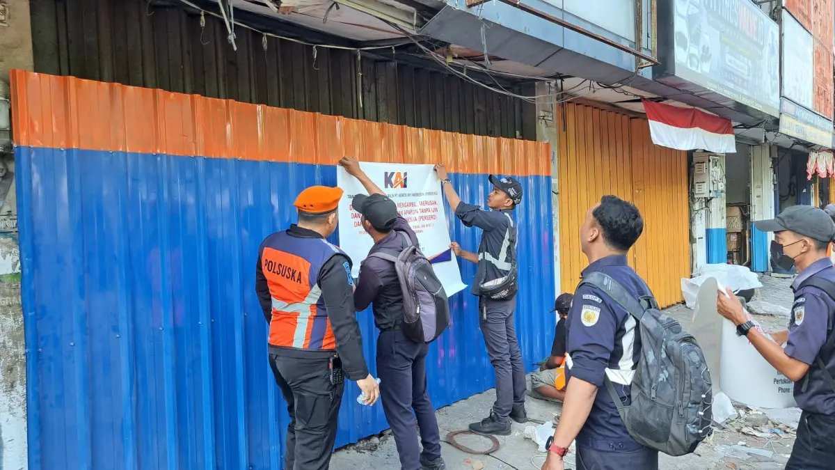 Penertiban Aset Ruko Ilegal oleh PT KAI Daop 8 Surabaya