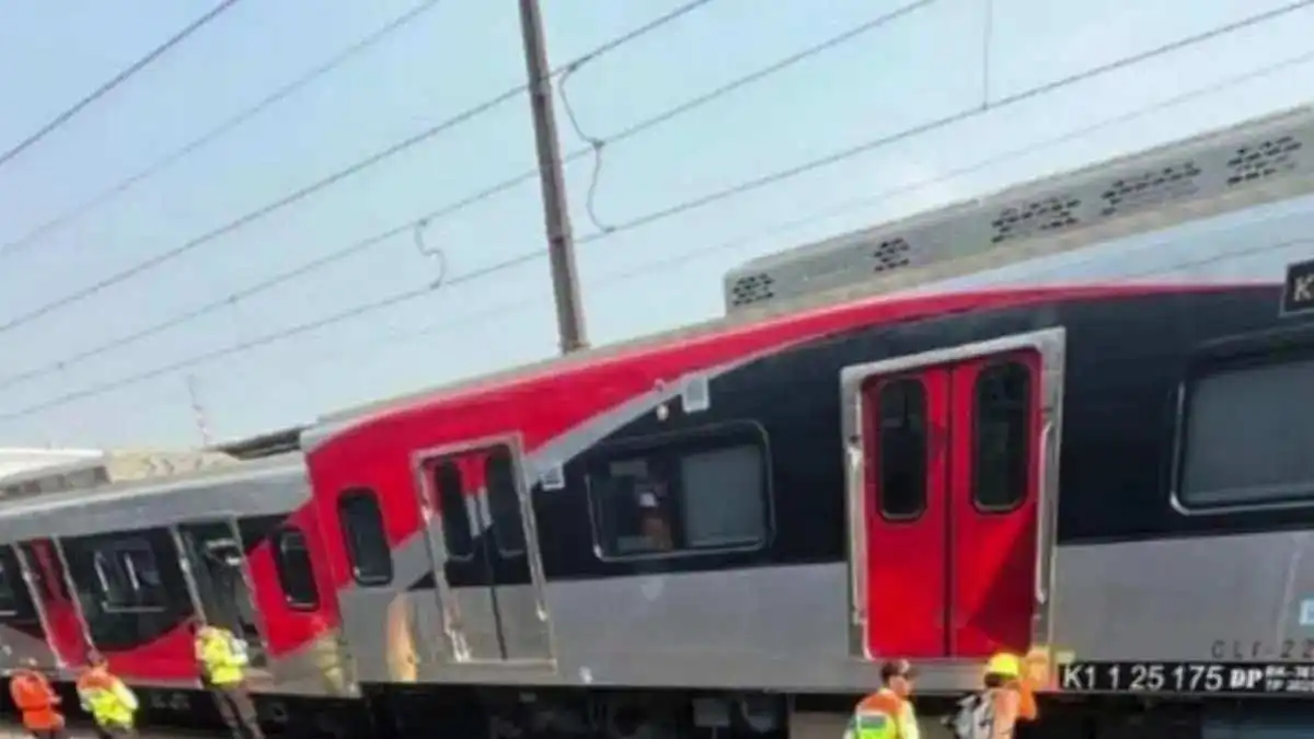 Evakuasi Gerbong KRL Anjlok di Jakarta Kota Evakuasi Gerbong KRL Anjlok di Jakarta Kota
