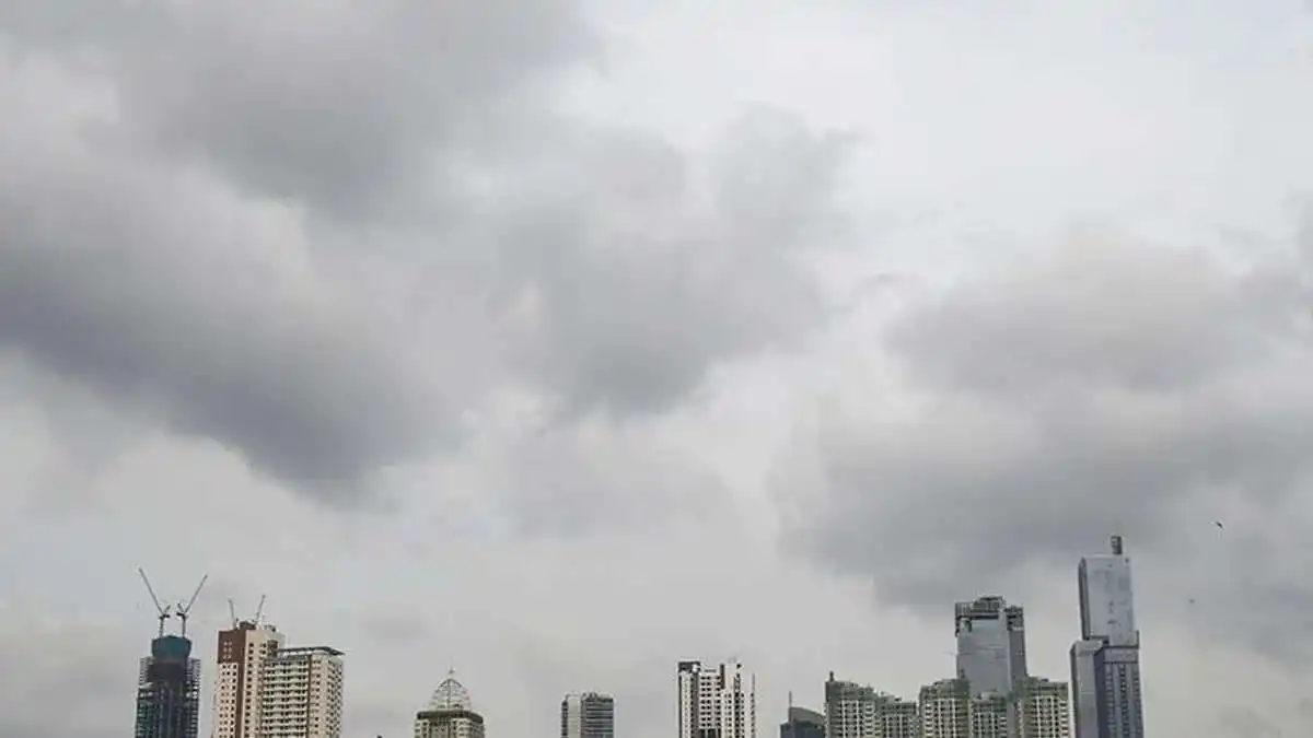Cuaca Berawan di Kota Besar Indonesia pada Hari Sabtu
