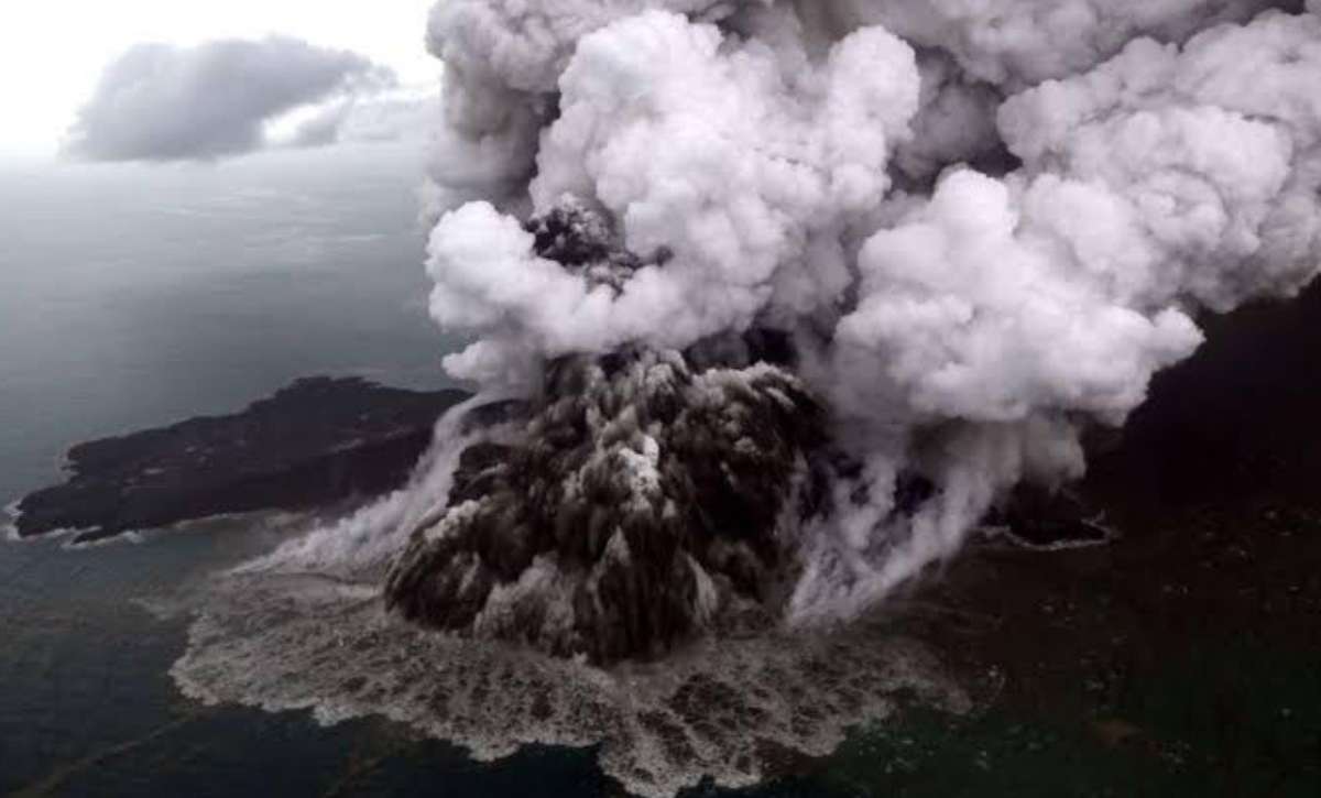 Kegiatan Erupsi Gunung Anak Krakatau yang Menyebabkan Kecemasan Warga Kegiatan Erupsi Gunung Anak Krakatau yang Menyebabkan Kecemasan Warga