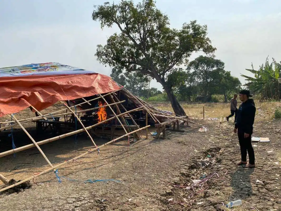 Penggerebekan Arena Judi Sabung Ayam di Gresik Penggerebekan Arena Judi Sabung Ayam di Gresik