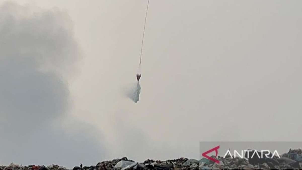 Pemadaman Kebakaran TPA Galuga di Bogor Pemadaman Kebakaran TPA Galuga di Bogor