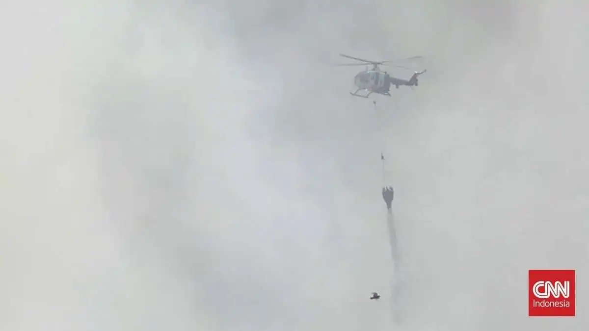 Kebakaran di TPA Galuga Bogor: Upaya Pemadaman Menggunakan Helikopter