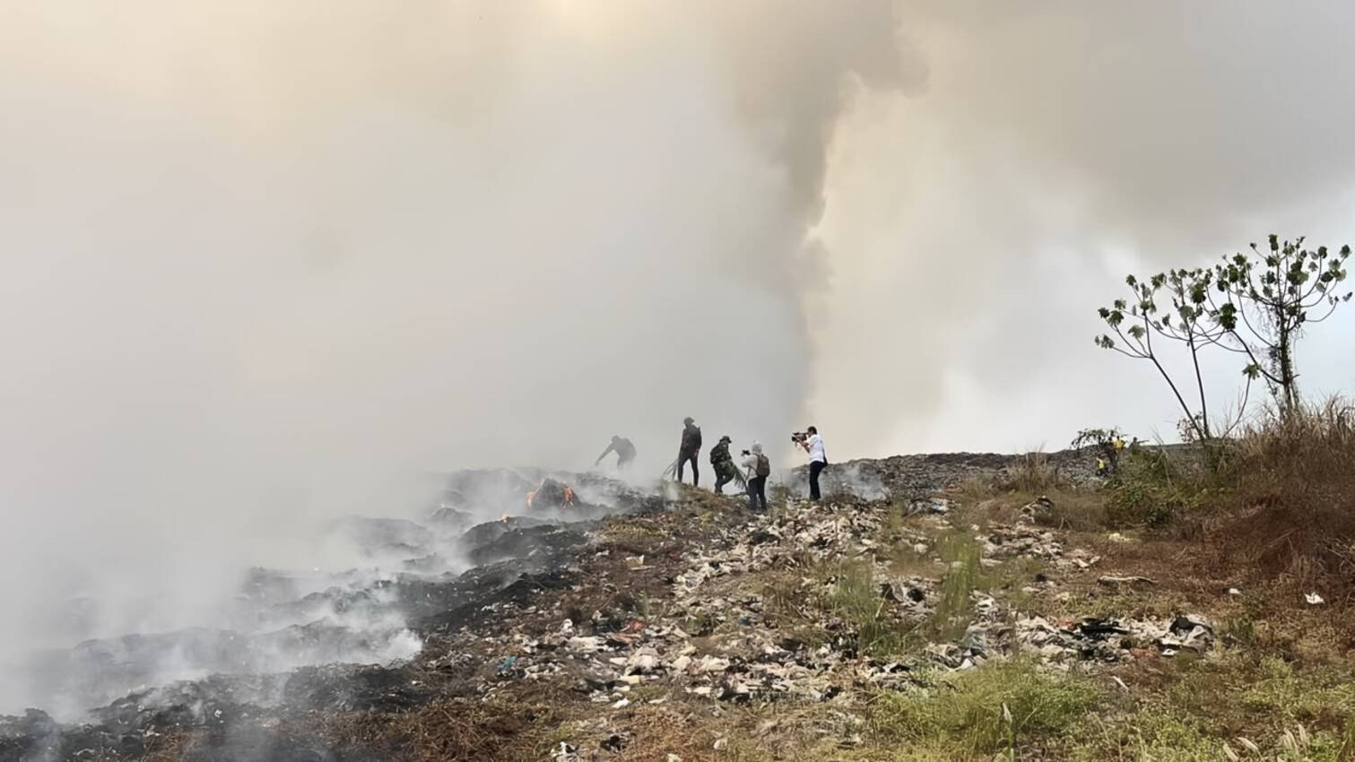 Kebakaran di TPA Galuga Bogor Meluas dan Upaya Pemadaman Kebakaran di TPA Galuga Bogor Meluas dan Upaya Pemadaman