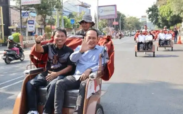 Pemberian Becak Listrik di Cirebon