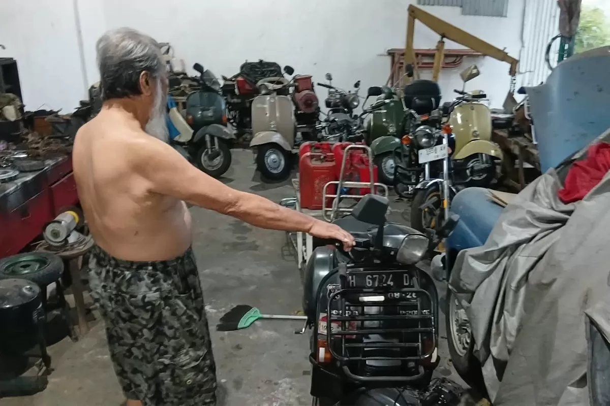 Melestarikan Sejarah Melalui Vespa: Kisah Joseph Joko Moeljono