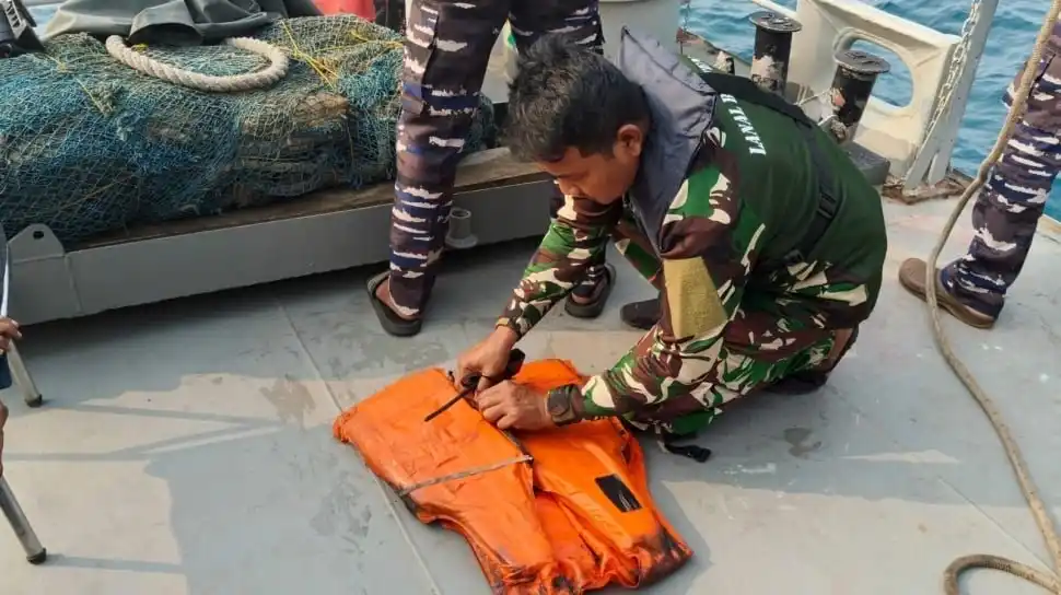 Penemuan Pelampung dalam Pencarian Jurnalis yang Hilang di Perairan Banten Penemuan Pelampung dalam Pencarian Jurnalis yang Hilang di Perairan Banten