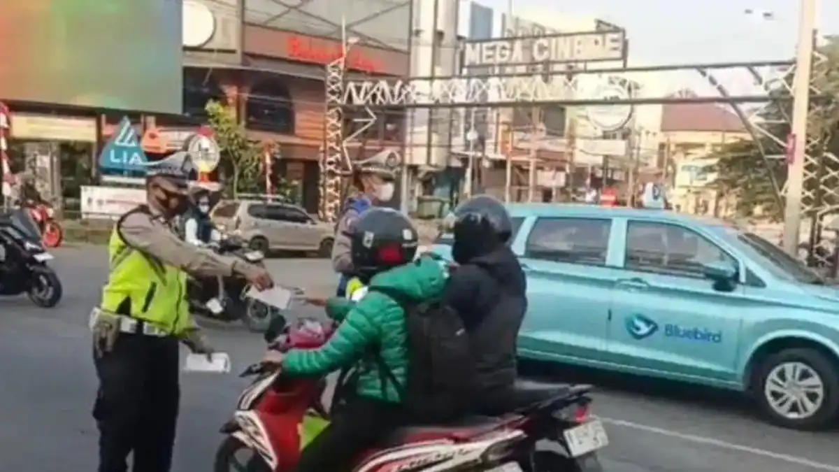 Dampak Erupsi Anak Krakatau: Pembagian Masker Gratis di Depok