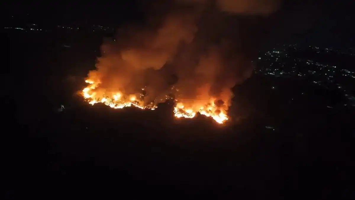 Kebakaran Hebat di TPA Galuga, Bogor: Apa yang Terjadi? Kebakaran Hebat di TPA Galuga, Bogor: Apa yang Terjadi?