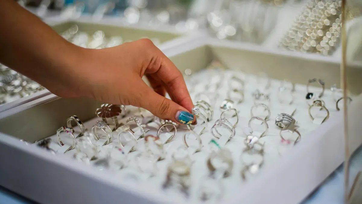 Penurunan Harga Emas Perhiasan 24 Karat di Indonesia Penurunan Harga Emas Perhiasan 24 Karat di Indonesia