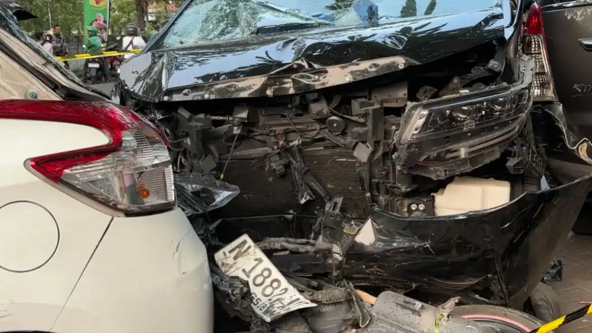 Penyelidikan Polisi Terhadap Obat Sopir Alphard yang Terlibat Kecelakaan di Surabaya Penyelidikan Polisi Terhadap Obat Sopir Alphard yang Terlibat Kecelakaan di Surabaya