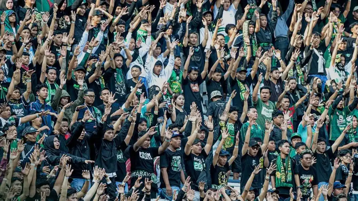 Persembahan Kemanusiaan Bonek dalam Menghadapi PSIM Yogyakarta Persembahan Kemanusiaan Bonek dalam Menghadapi PSIM Yogyakarta