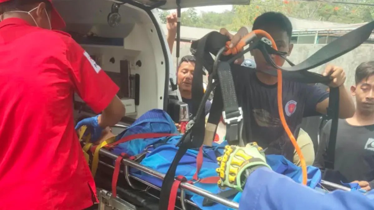 Kecelakaan Mobil Elf di Depok Mengakibatkan 13 Penumpang Terluka Kecelakaan Mobil Elf di Depok Mengakibatkan 13 Penumpang Terluka