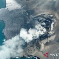 Aktivitas Gunung Anak Krakatau: Peluang dan Potensi Bahaya Aktivitas Gunung Anak Krakatau: Peluang dan Potensi Bahaya