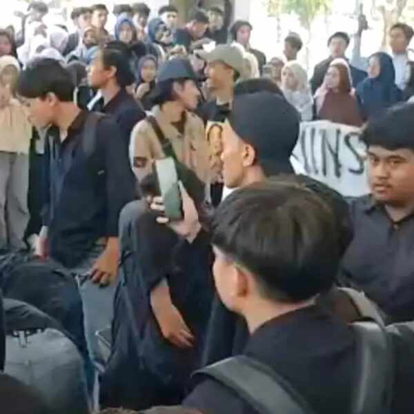 Mahasiswa UINSA Menyuarakan Penolakan Terhadap Pelantikan Rektor Baru