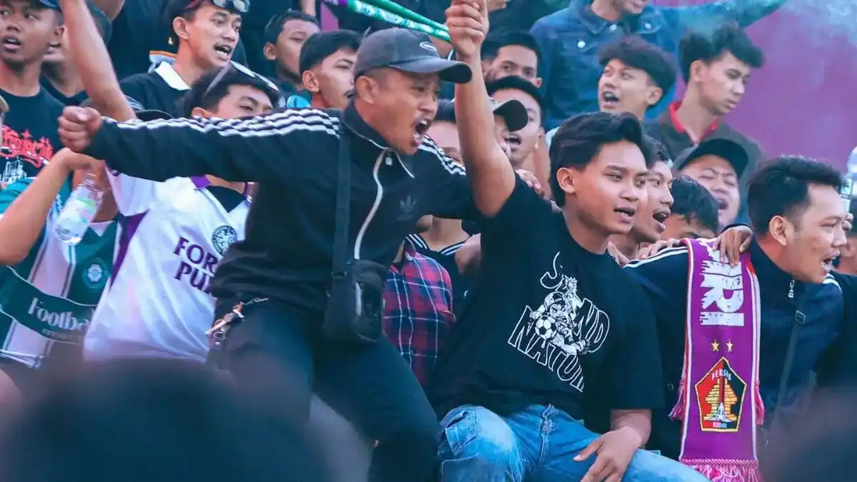 Persikmania Meriahkan Latihan Terakhir Sebelum Duel dengan Arema FC Persikmania Meriahkan Latihan Terakhir Sebelum Duel dengan Arema FC