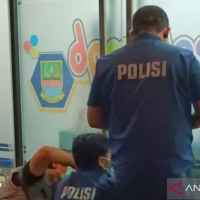 Aksi Penutupan Ruang Bupati Bekasi oleh Pendukung Calon Kepala Desa