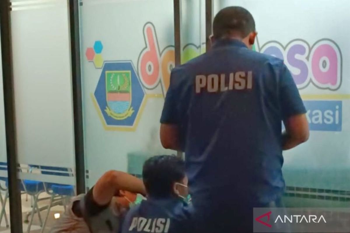 Aksi Penutupan Ruang Bupati Bekasi oleh Pendukung Calon Kepala Desa