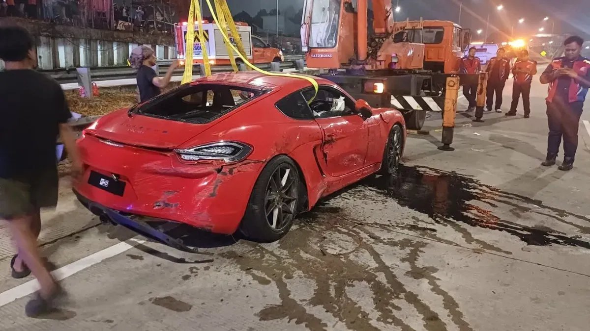 Kecelakaan Tunggal Mobil Sport di Tol Desari Kecelakaan Tunggal Mobil Sport di Tol Desari