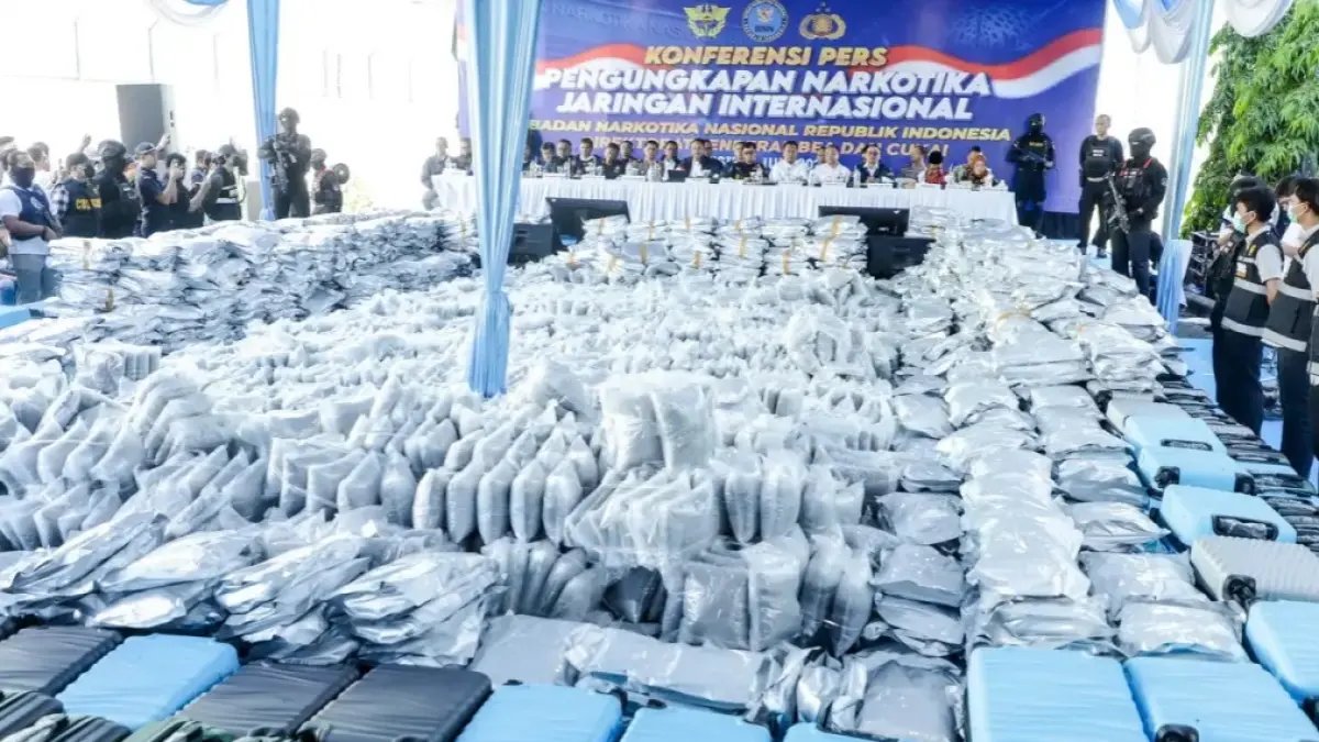 Dua Pria Ditangkap di Petamburan dengan 62,5 Kg Ganja Dua Pria Ditangkap di Petamburan dengan 62,5 Kg Ganja