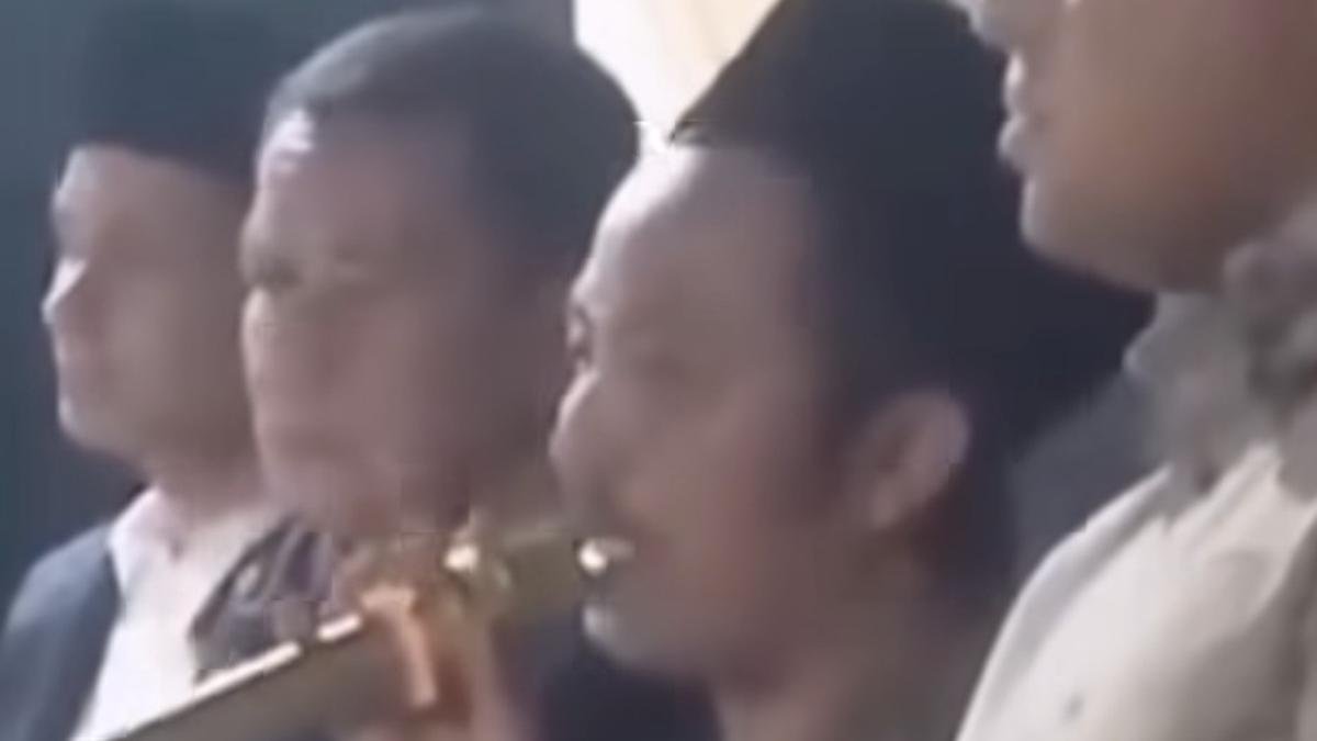 Pria Bawa Golok Minta Maaf Setelah Membubarkan Ibadah Pria Bawa Golok Minta Maaf Setelah Membubarkan Ibadah