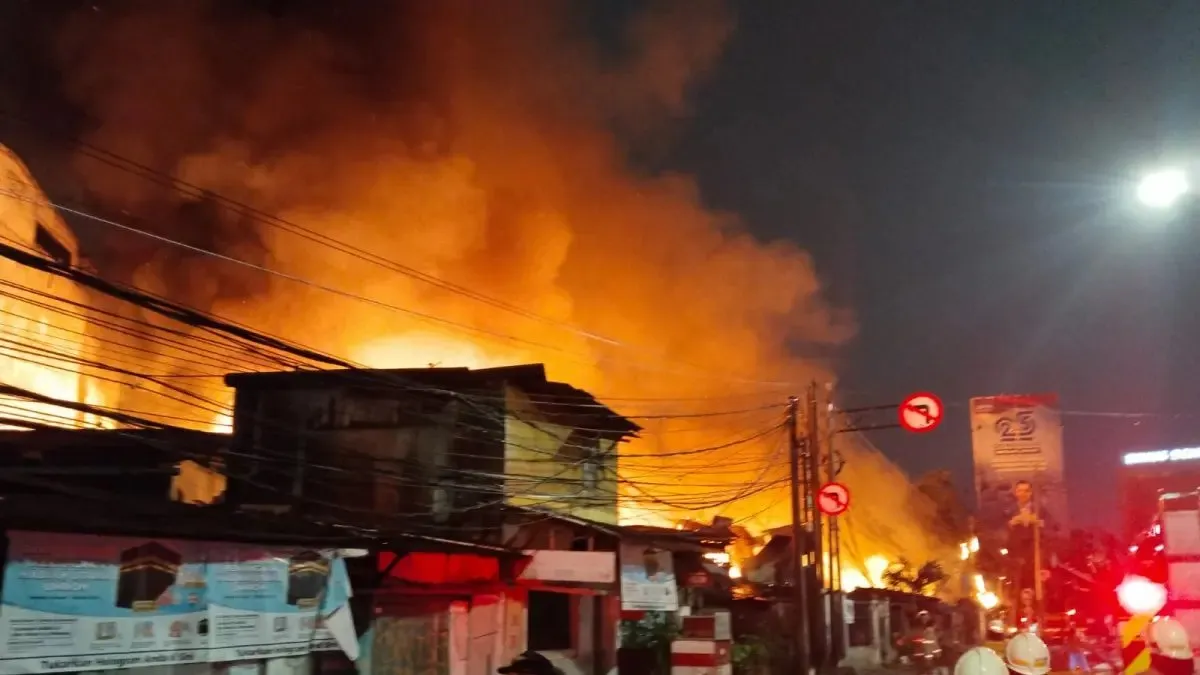 Kobaran Api Melanda Permukiman di Kebayoran Lama