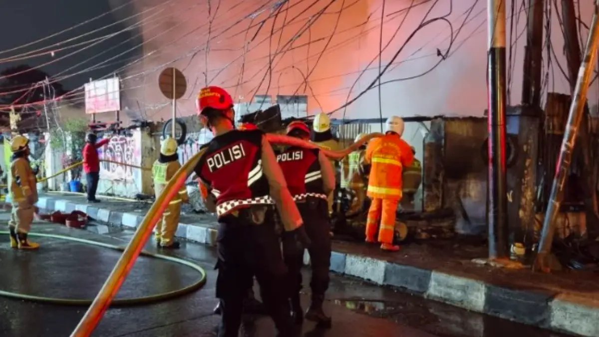 Tragedi Kebakaran di Kebayoran Lama: 150 Jiwa Terpaksa Mengungsi Tragedi Kebakaran di Kebayoran Lama: 150 Jiwa Terpaksa Mengungsi