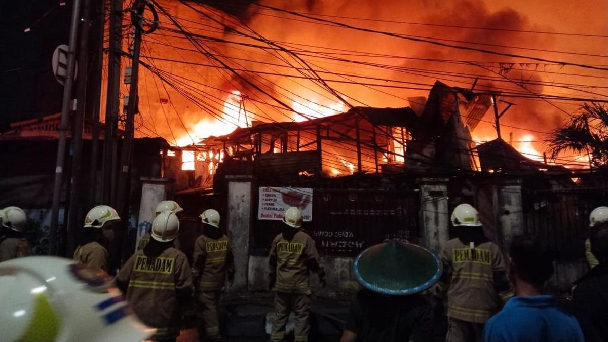 Kebakaran Masif Landa Kebayoran Lama, Kerugian Capai Rp1,2 Miliar Kebakaran Masif Landa Kebayoran Lama, Kerugian Capai Rp1,2 Miliar