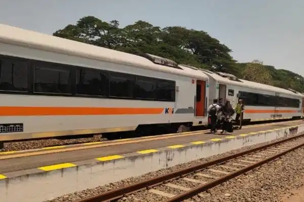 Kecelakaan Kereta di Stasiun Caruban: Penumpang Terluka Parah