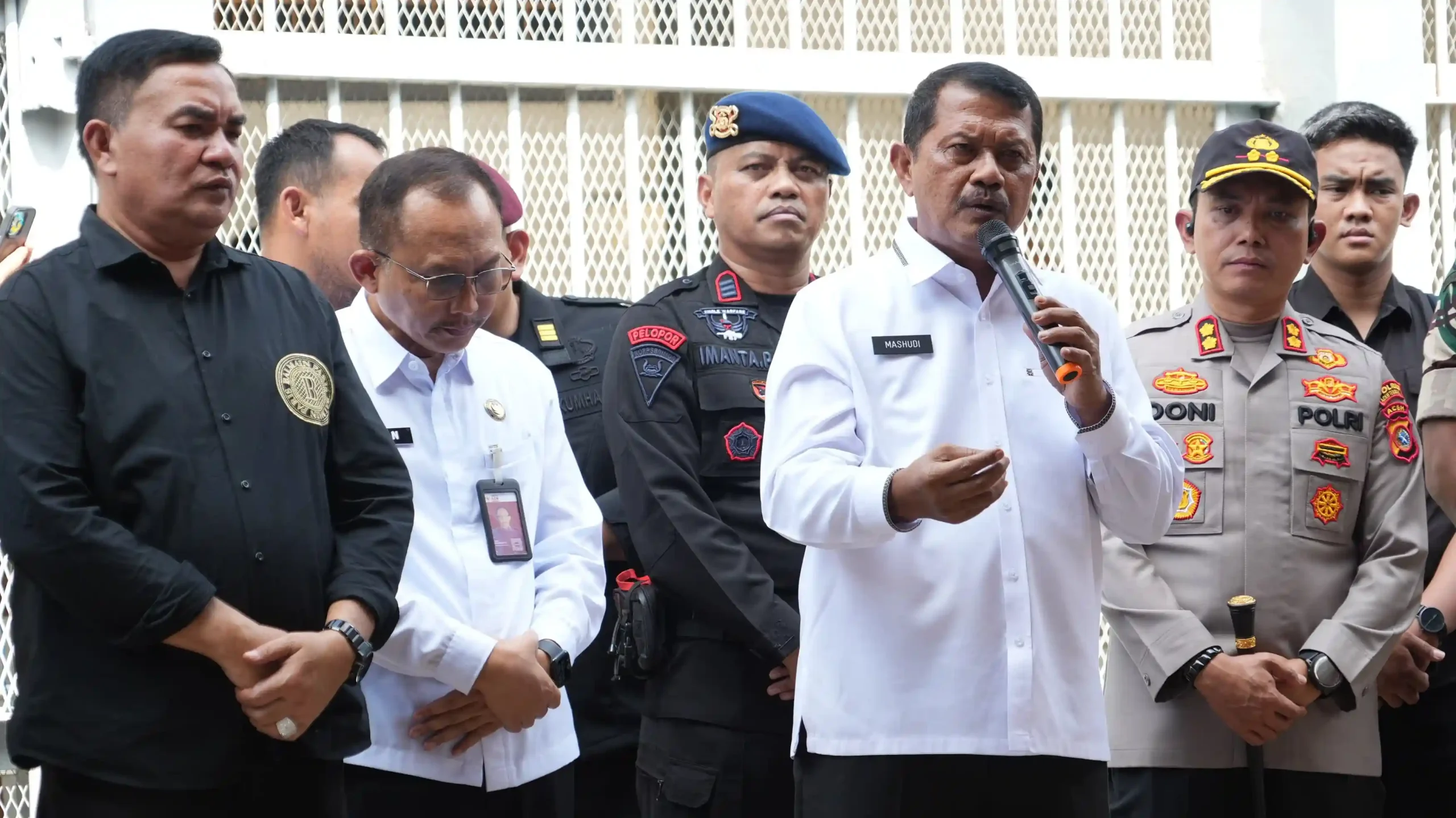 Salah satunya mengenai keberadaan kulkas yang ditemukan berisi minuman beralkohol Salah satunya mengenai keberadaan kulkas yang ditemukan berisi minuman beralkohol
