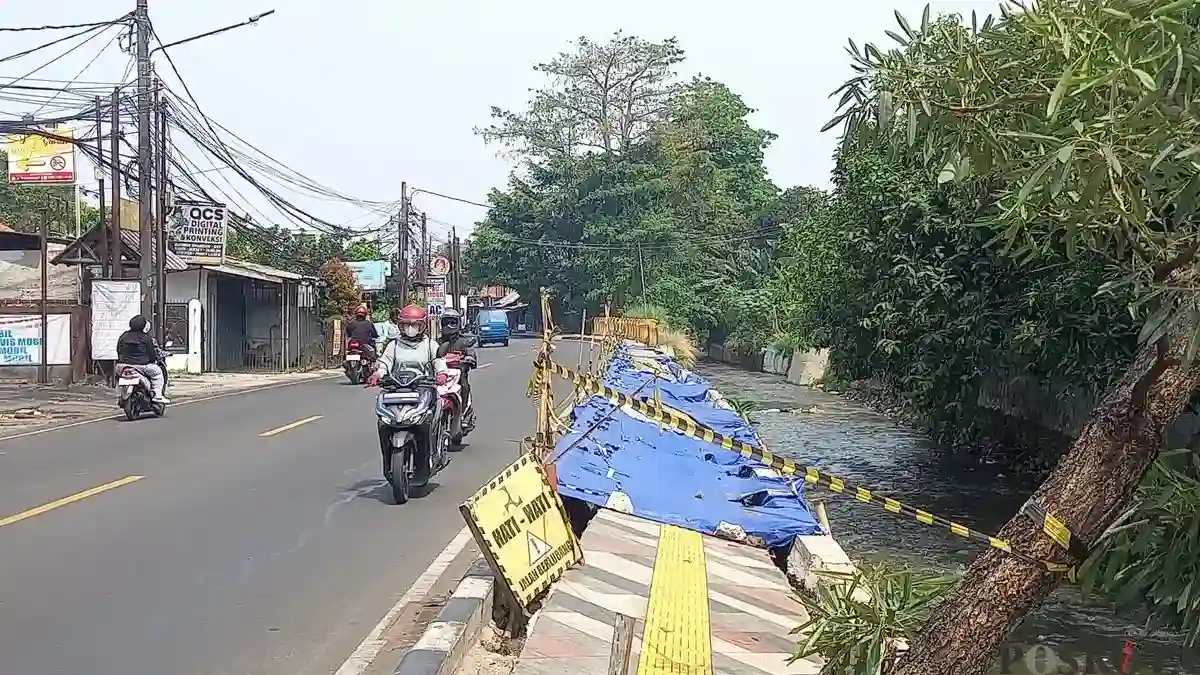 Trotoar Taman Secawan Depok Belum Diperbaiki, Warga Khawatir Kerusakan Semakin Parah Trotoar Taman Secawan Depok Belum Diperbaiki, Warga Khawatir Kerusakan Semakin Parah