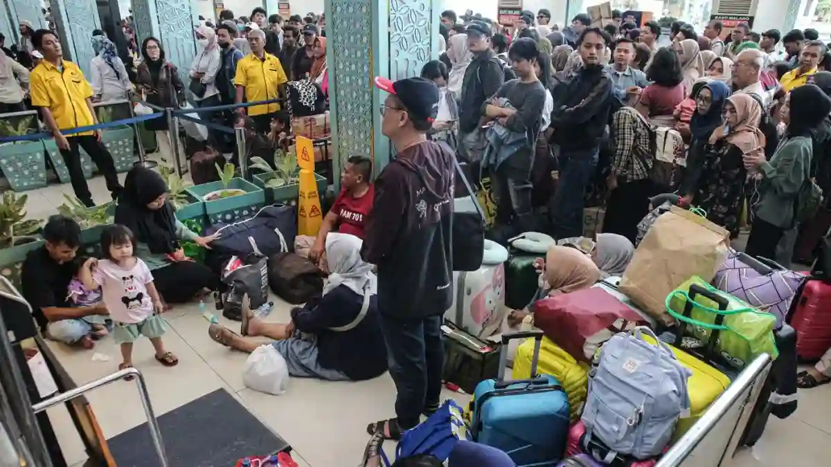 Lonjakan Penumpang Kereta Api di Jakarta Lonjakan Penumpang Kereta Api di Jakarta
