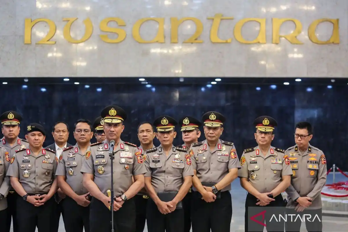 Transisi Polri Menuju Kolaborasi Bersama Masyarakat Transisi Polri Menuju Kolaborasi Bersama Masyarakat