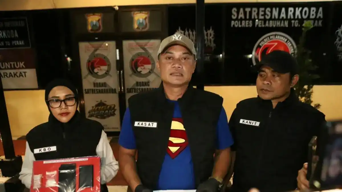 Penangkapan Pria 51 Tahun karena Menyimpan Narkoba di Wadah Kacamata Penangkapan Pria 51 Tahun karena Menyimpan Narkoba di Wadah Kacamata