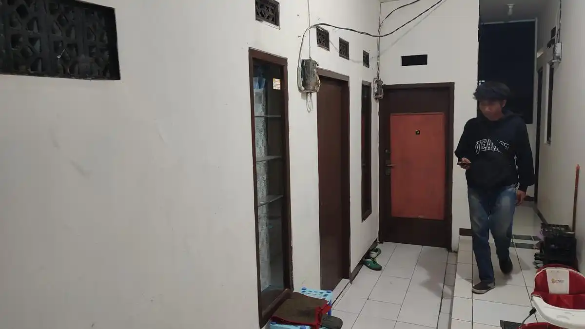 Penggeledahan Densus 88 di Rumah Kontrakan Antapani Bandung, Sejumlah Barang Diamankan Penggeledahan Densus 88 di Rumah Kontrakan Antapani Bandung, Sejumlah Barang Diamankan