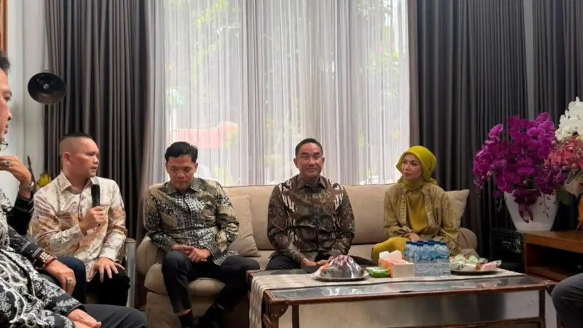 Pertemuan tersebut berlangsung dalam suasana hangat dan penuh kekeluargaan yang diakhiri dengan makan siang bersama Pertemuan tersebut berlangsung dalam suasana hangat dan penuh kekeluargaan yang diakhiri dengan makan siang bersama