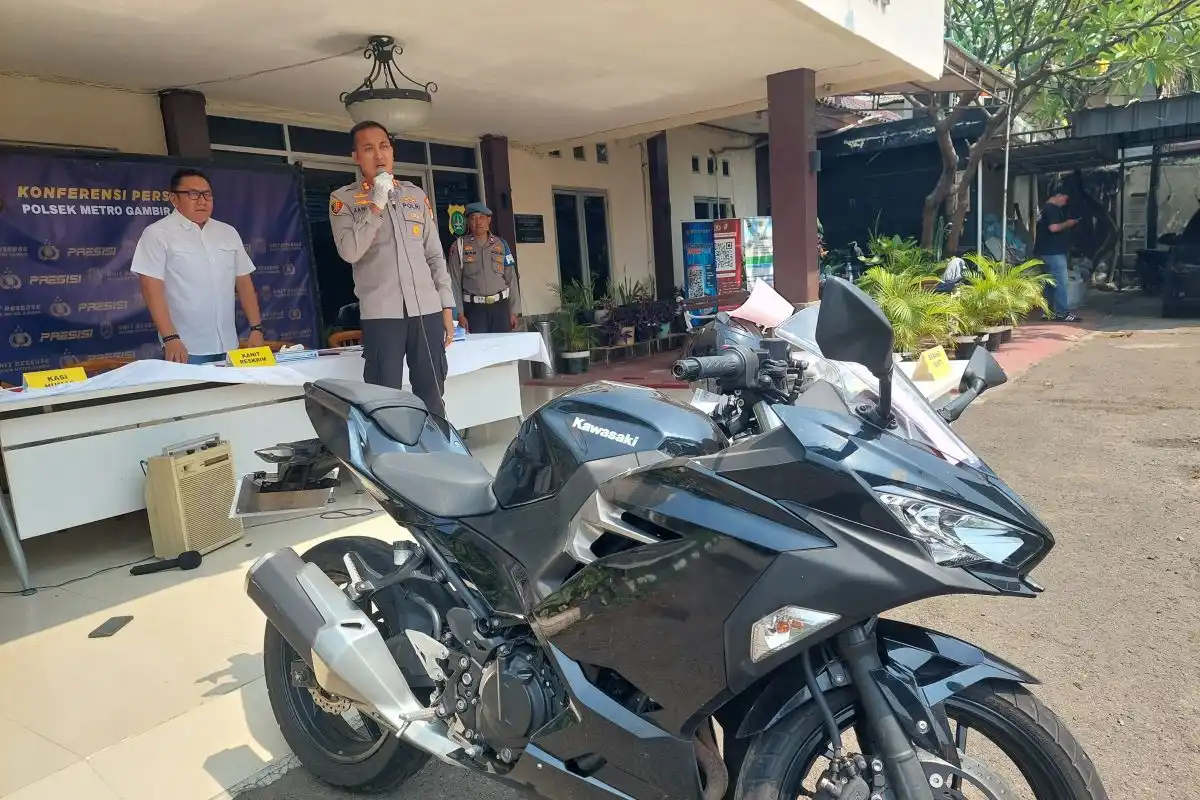 Polisi Bongkar Aksi Jambret Bermotor Sport di Jakarta Pusat Polisi Bongkar Aksi Jambret Bermotor Sport di Jakarta Pusat