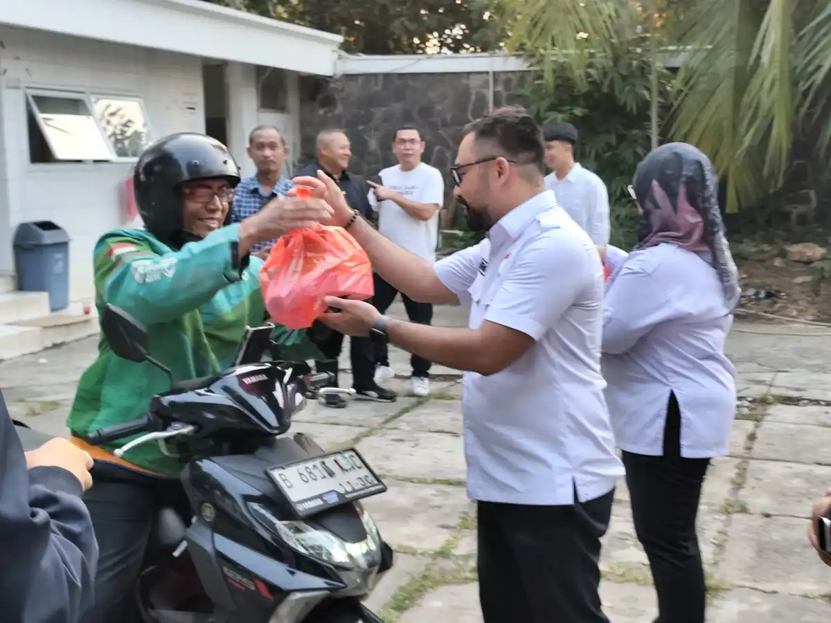 HUT Ke-12, Partai Perindo Bagikan Paket Makanan kepada Warga dan Pengemudi Ojol