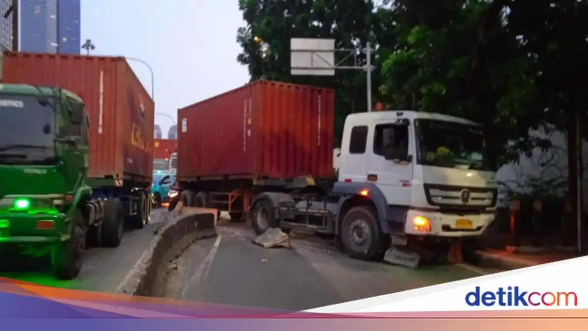 Truk Kontainer Hantam Separator di Depan Gedung Total, Arah Tomang Tersendat Truk Kontainer Hantam Separator di Depan Gedung Total, Arah Tomang Tersendat