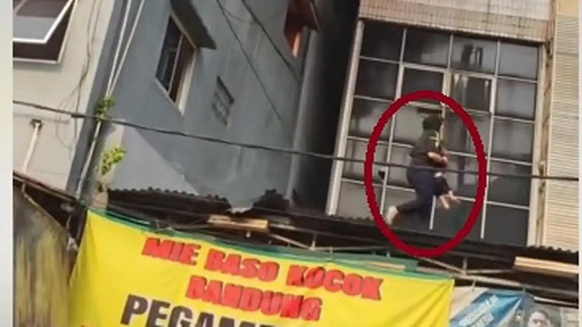 Aksi Penyelamatan Bocah Saat Kebakaran Rumah Makan Padang di Rawamangun Aksi Penyelamatan Bocah Saat Kebakaran Rumah Makan Padang di Rawamangun