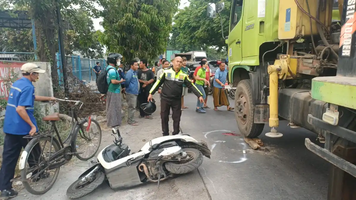 Perempuan Asal Jombang Terlindas Truk Tronton Saat Naik ke Jalan Raya di Sidoarjo