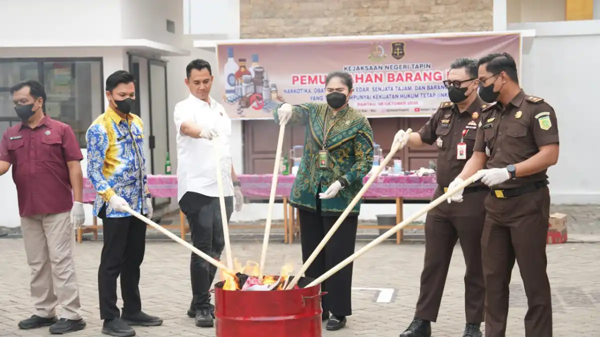 Kejari Tapin Musnahkan Barang Bukti 46 Perkara Inkrah Kejari Tapin Musnahkan Barang Bukti 46 Perkara Inkrah