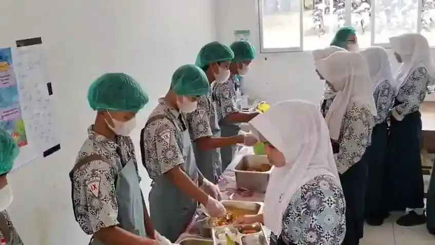 Uji Coba Penyajian MBG Prasmanan Dimulai di SMP Negeri 2 Karanganyar Uji Coba Penyajian MBG Prasmanan Dimulai di SMP Negeri 2 Karanganyar