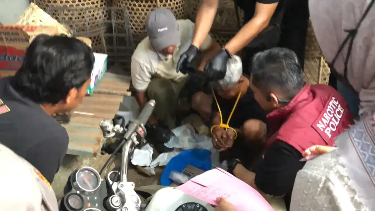 Penggerebekan Kampung Rawan Narkoba di Mataram Berujung Penangkapan Dua Pengedar Penggerebekan Kampung Rawan Narkoba di Mataram Berujung Penangkapan Dua Pengedar
