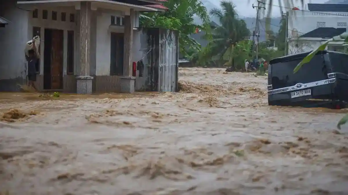 Kemacetan panjang juga terjadi karena kendaraan tidak bisa melintas akibat banjir Kemacetan panjang juga terjadi karena kendaraan tidak bisa melintas akibat banjir