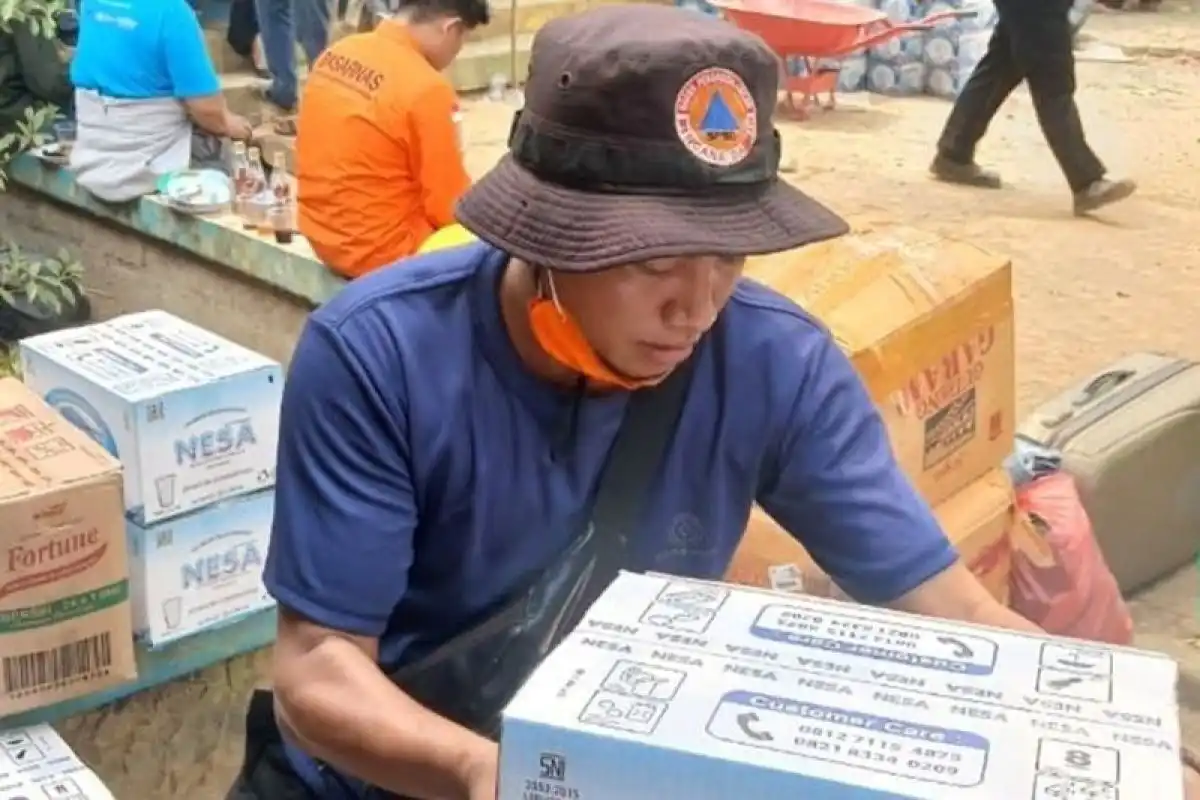 Oleh karena itu, mari kita bersama-sama membantu saudara-saudara kita yang mengalami musibah ini,” katanya Oleh karena itu, mari kita bersama-sama membantu saudara-saudara kita yang mengalami musibah ini,” katanya