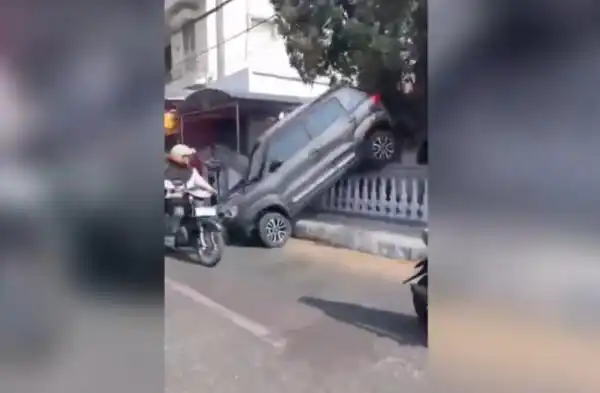 Mobil Mundur Tak Terkendali, Lansia di Jombang Tersangkut di Atas Pagar Rumah Warga