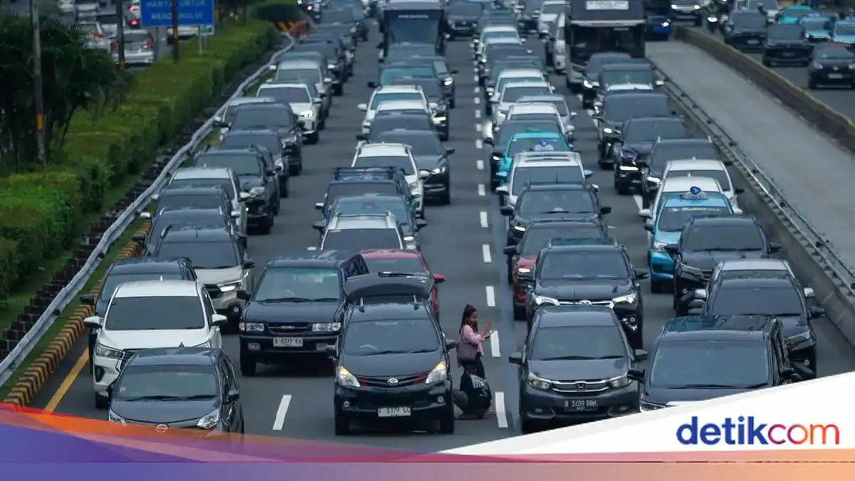 Kepadatan Pagi Mengisi Sejumlah Ruas Tol Menuju Jakarta