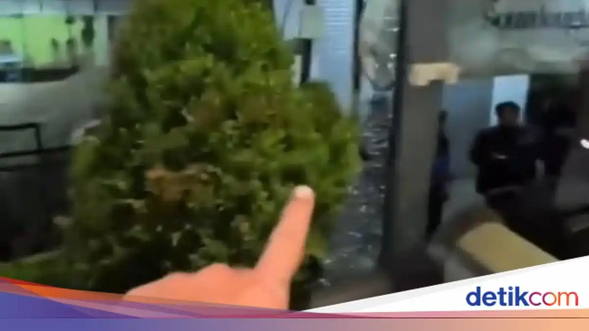 Polisi Amankan Terduga Pelaku Perusakan Bus Persib U-18 di Rest Area Tol Batang Polisi Amankan Terduga Pelaku Perusakan Bus Persib U-18 di Rest Area Tol Batang