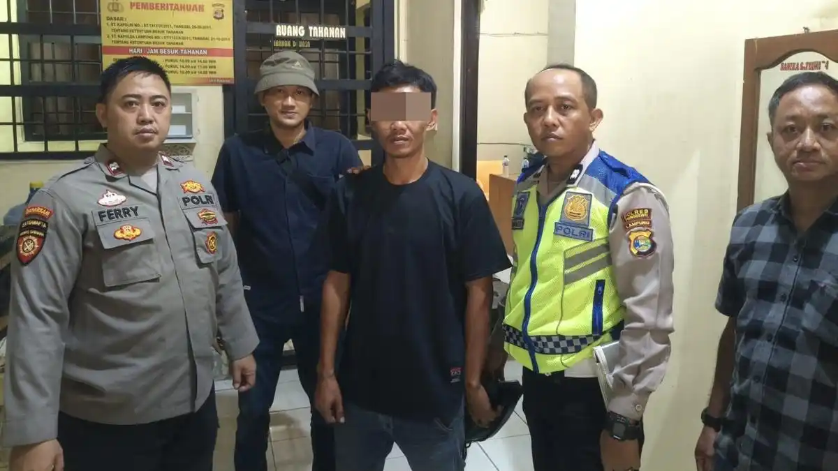 Pengemudi Fuso Serahkan Diri Usai Kecelakaan Beruntun Tewaskan Dua Pelajar di Pringsewu Pengemudi Fuso Serahkan Diri Usai Kecelakaan Beruntun Tewaskan Dua Pelajar di Pringsewu